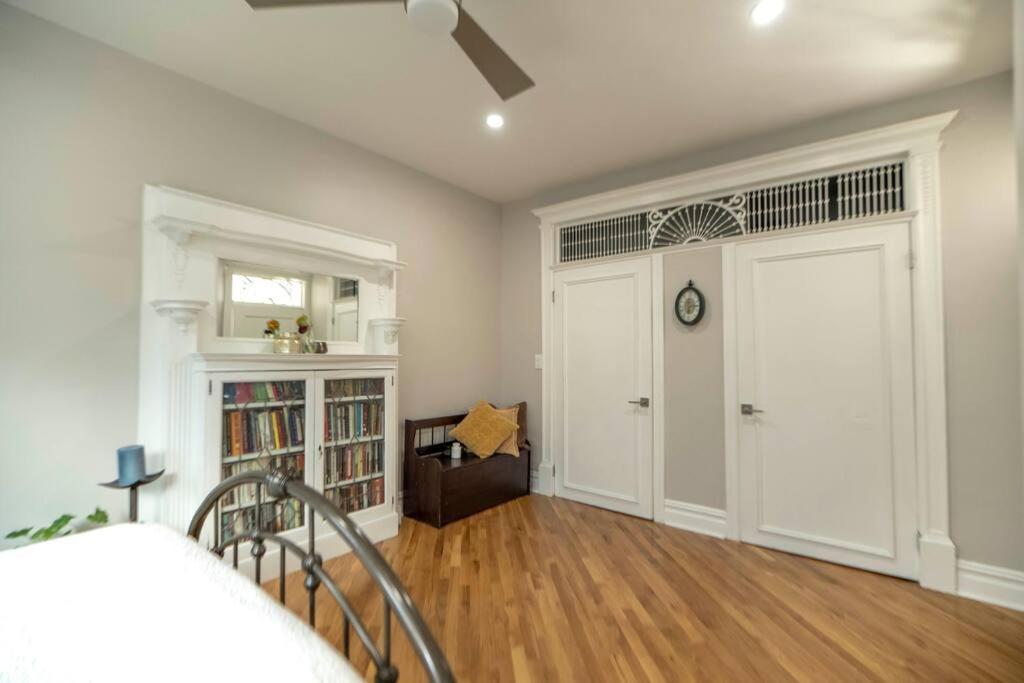 Apartment A Charming 4 Bd Garden Oasis Brick Townhouse *