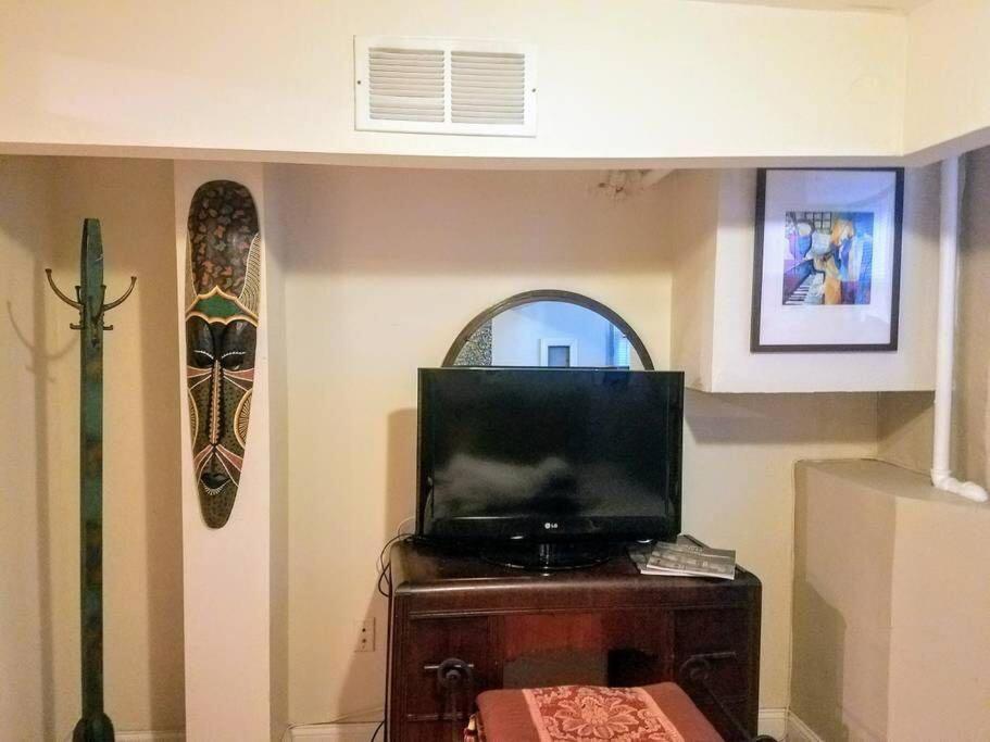 Apartment A Charming 4 Bd Garden Oasis Brick Townhouse *