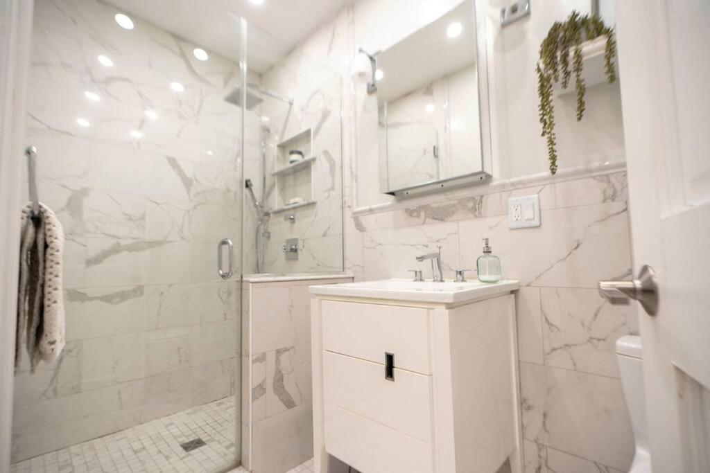 Apartment A Charming 4 Bd Garden Oasis Brick Townhouse *