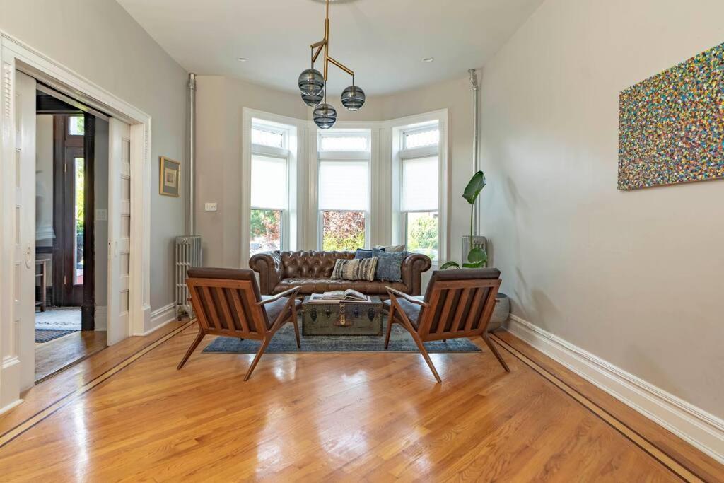 Apartment A Charming 4 Bd Garden Oasis Brick Townhouse *